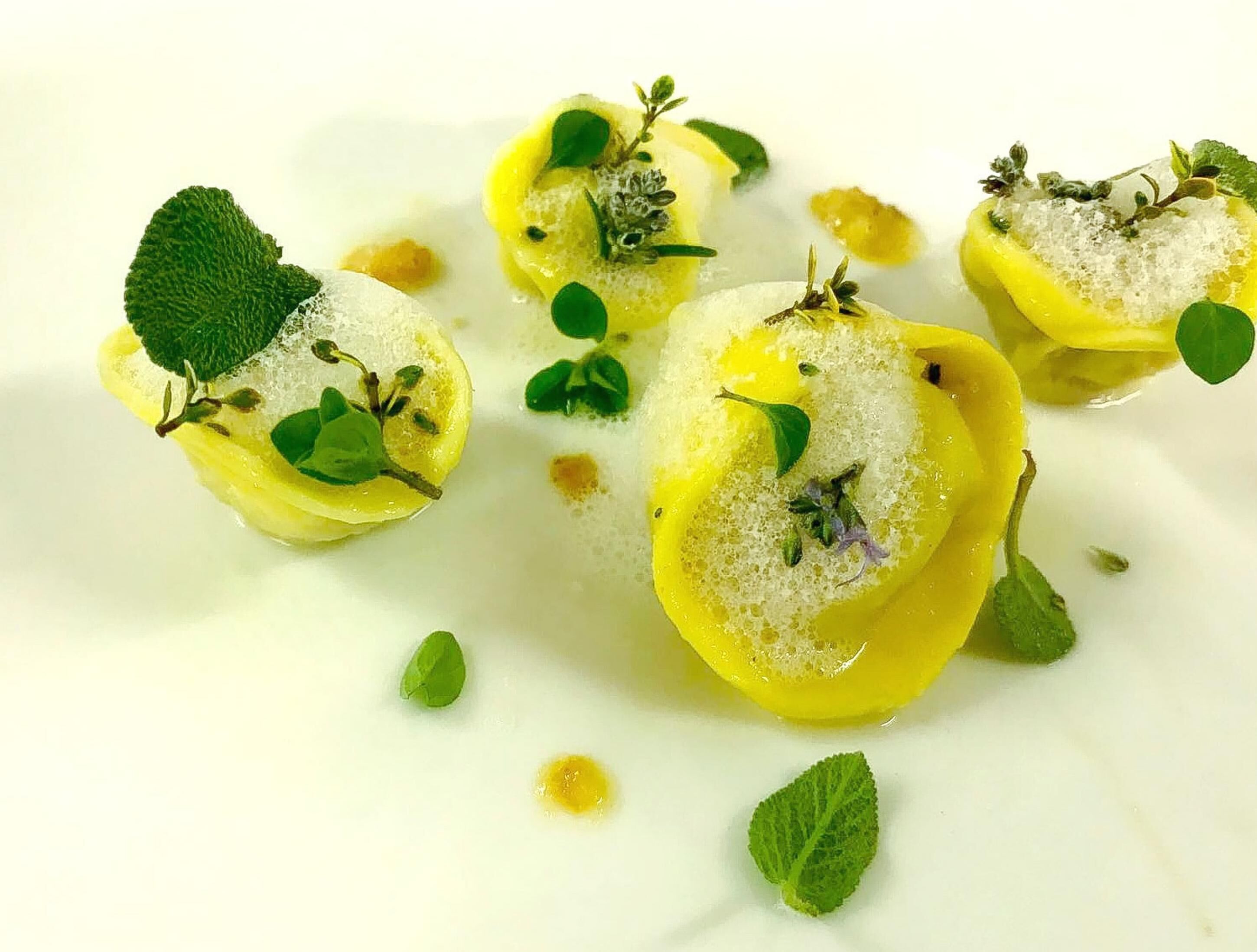 供应早餐、午餐和晚餐