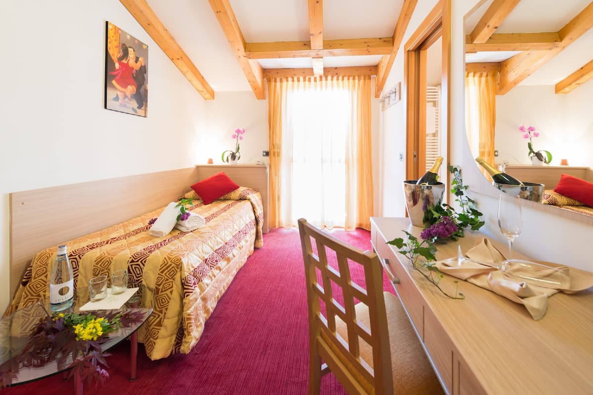 standard room | 1 bedroom, in-room safe, desk, soundproofing