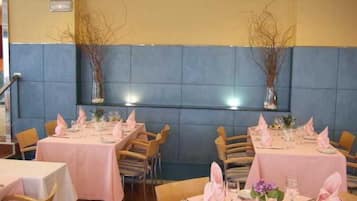 Serveert ontbijt, lunch en diner