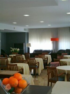 Breakfast, lunch and dinner served - Princep (Cambrils)