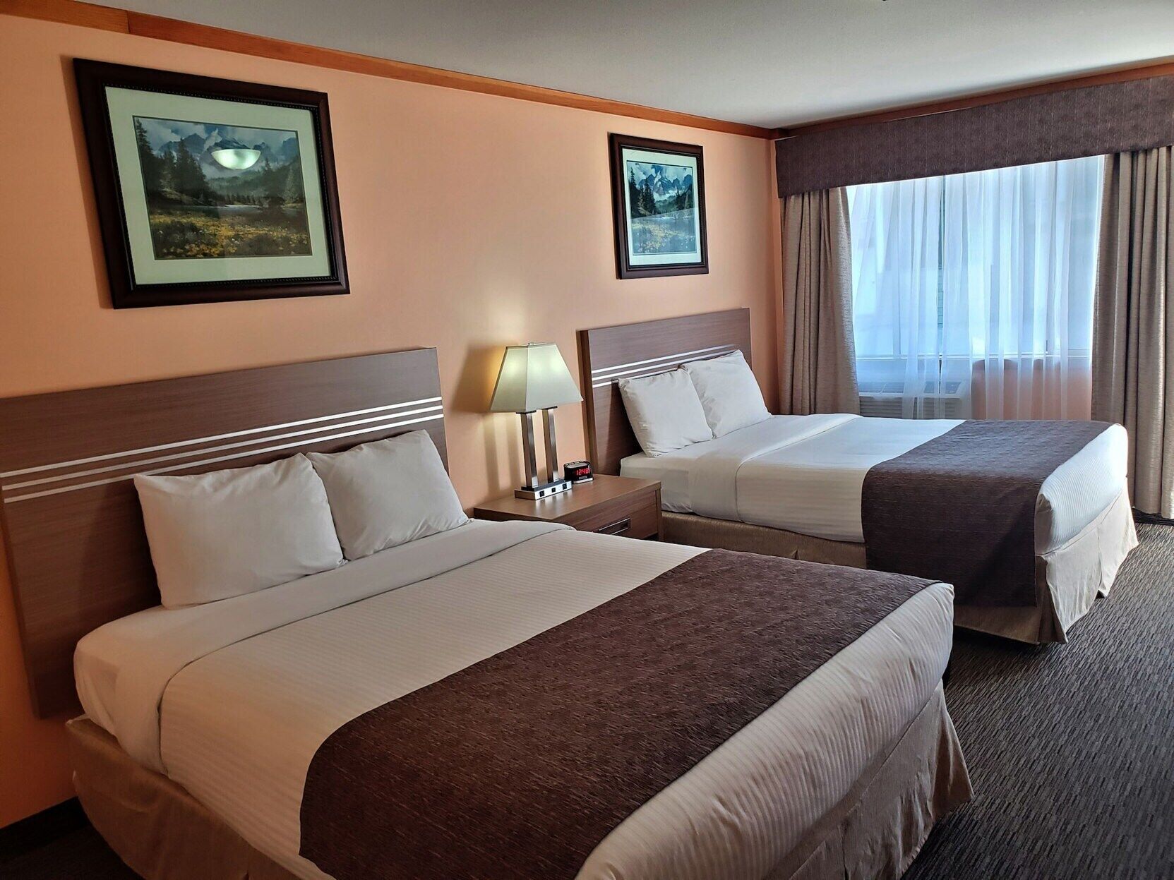 Cortinas blackout, cunas gratuitas, wifi gratis y ropa de cama 