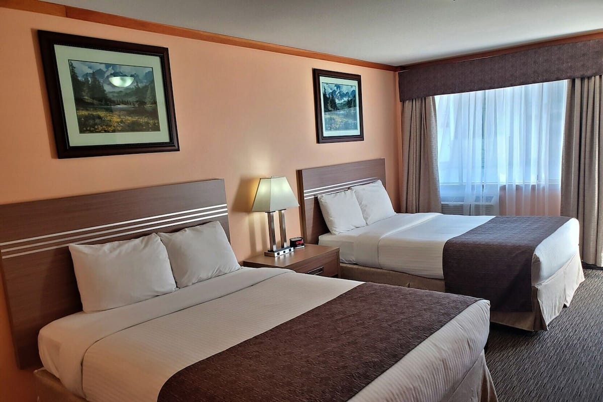 Blackout curtains, free cots/infant beds, free WiFi, bed sheets