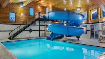 Inomhuspool och solstolar