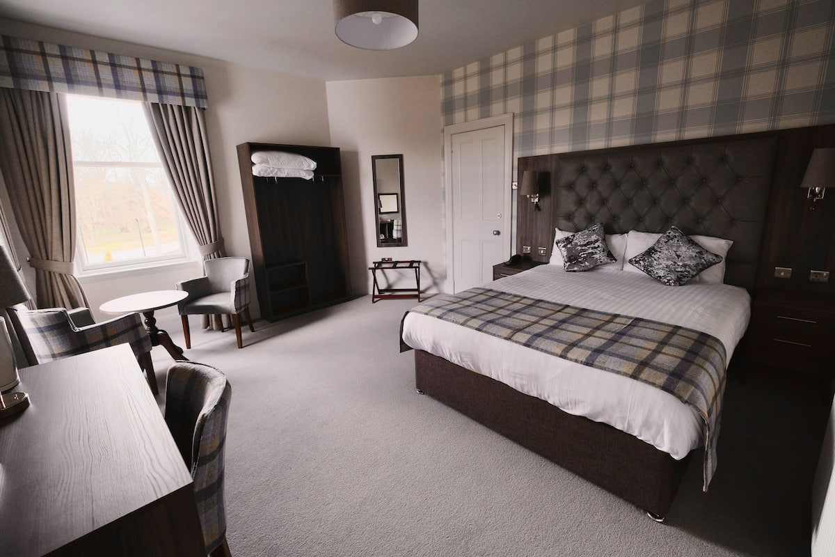 Executive Double Room | Iron/ironing board, free WiFi, bed sheets