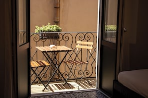 Suite, balcon | Coin séjour | Télévision LCD de 40 pouces avec chaînes par satellite, télévision