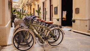 A narrow street with bicycles parked along the side. - BADIA NUOVA Apart Hotel (Trapani)