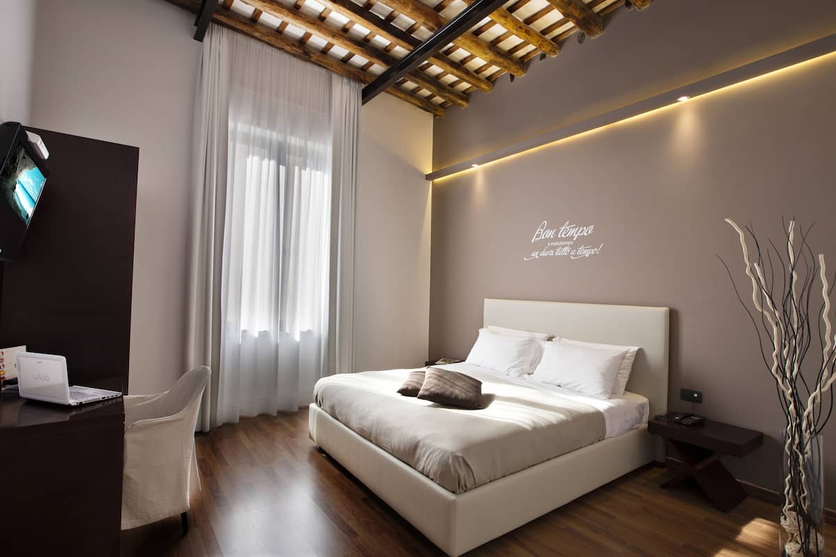 2 bedrooms, down duvets, individually decorated, individually furnished