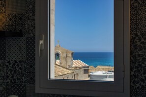 Panoramic Suite, Terrace, City View | Private kitchen