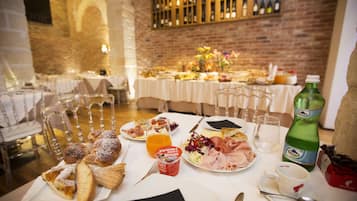 Tägliches großes Frühstück gegen Gebühr