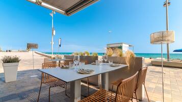 S'hi serveixen plats de cuina mediterrània i ofereix vistes a la platja