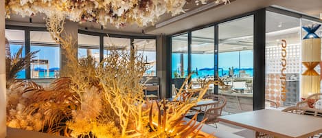 Cucina mediterranea, con vista sulla spiaggia