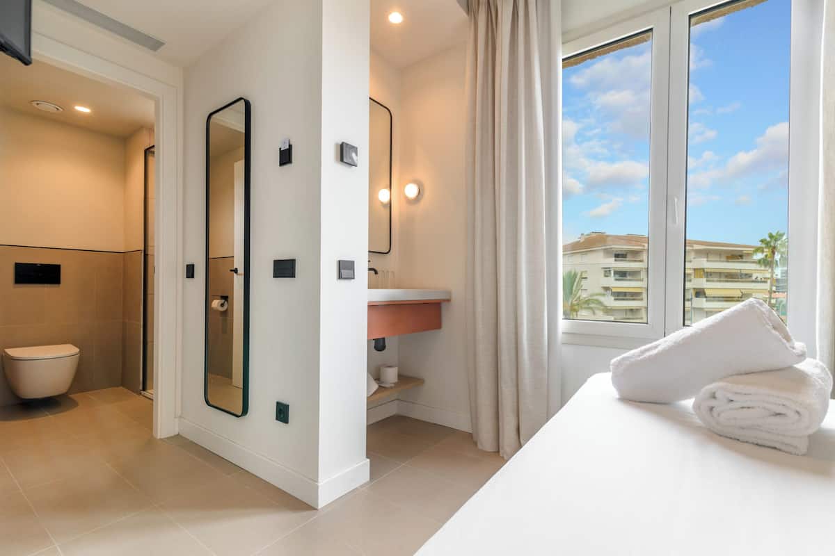 Economy Double Room, 1 Double Bed | Premium bedding, memory-foam beds, in-room safe, soundproofing