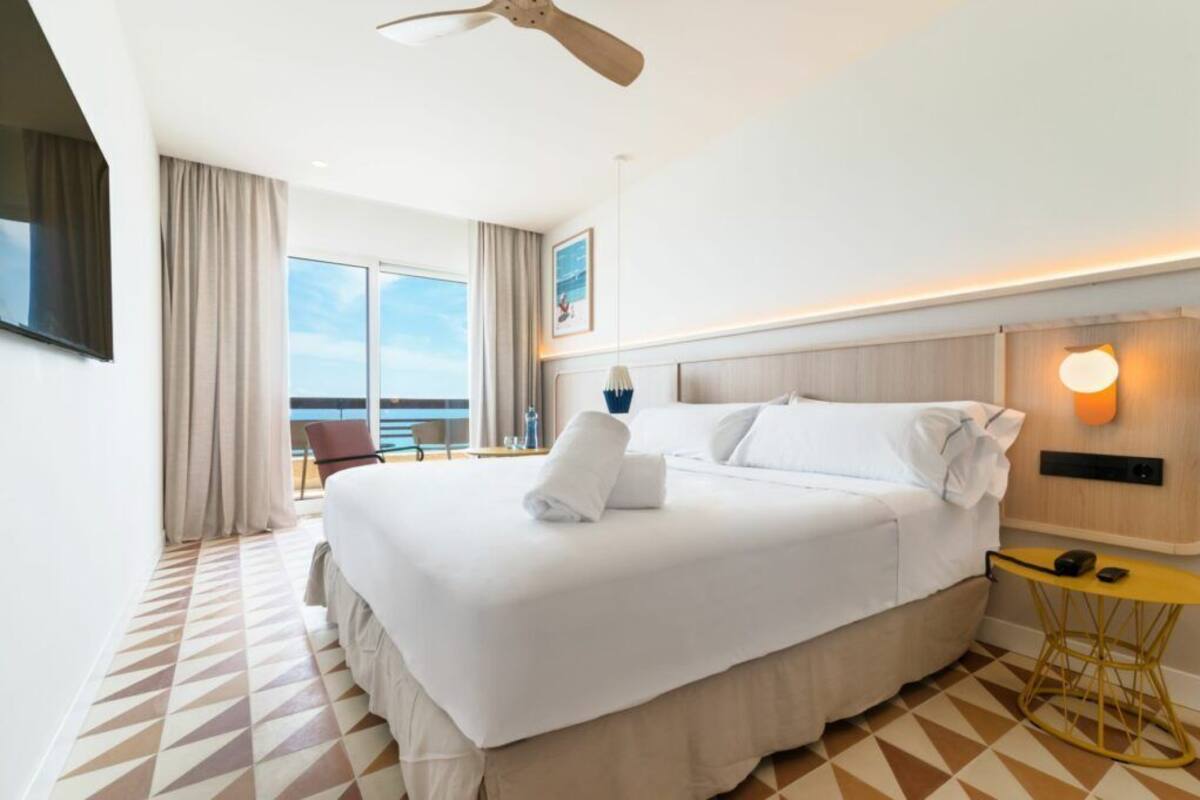 Kamer, uitzicht op zee | Luxe beddengoed, bedden met traagschuimmatras, een kluis op de kamer