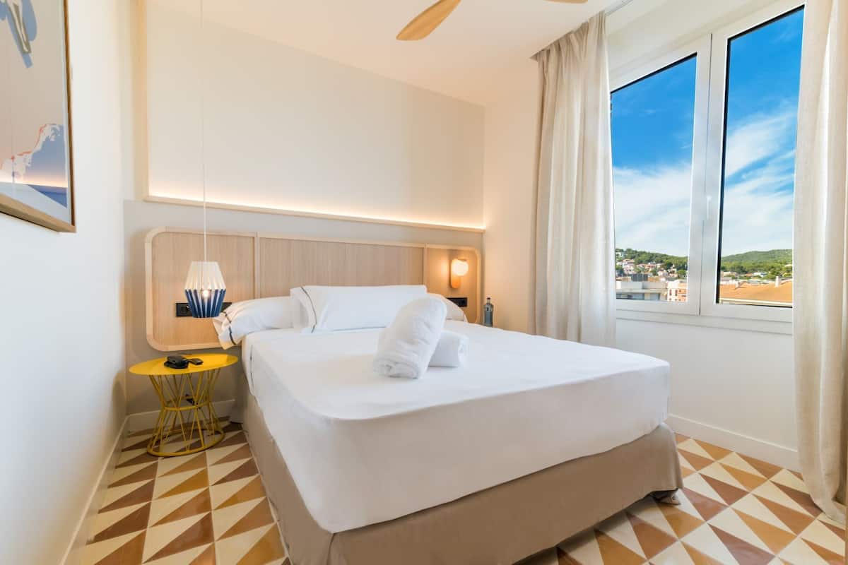 Economy Double Room, 1 Double Bed | Premium bedding, memory foam beds, in-room safe, soundproofing