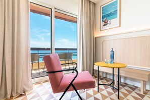 Premium bedding, memory foam beds, in-room safe, soundproofing - Akquaaa Boutique Hotel (Calafell)