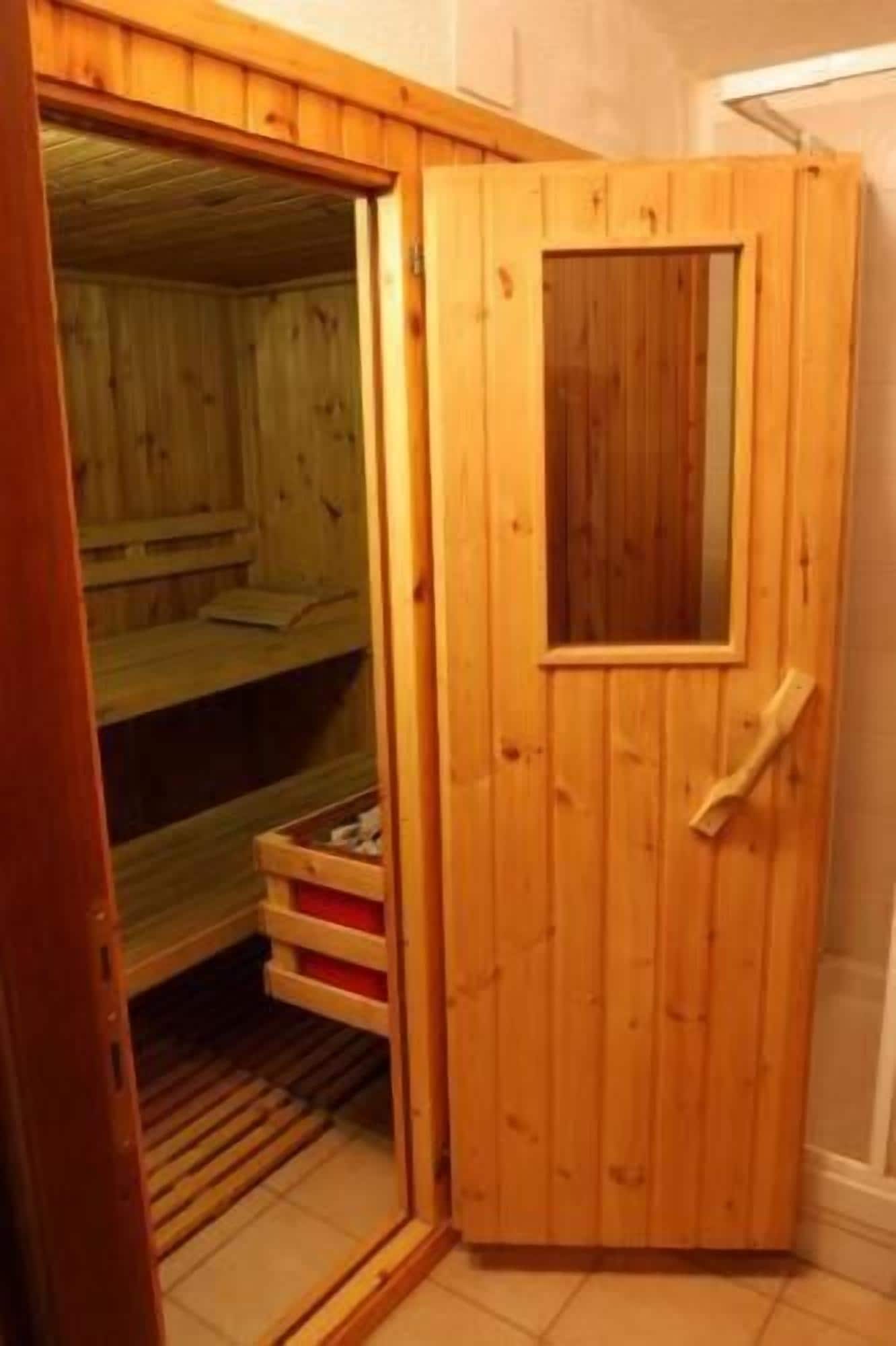 Una porta de fusta amb un finestre petit i una manilla.