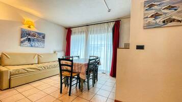 Classic-huoneisto, 1 makuuhuone | Oleskelualue | 70–senttinen LCD-televisio, jossa satelliittikanavat