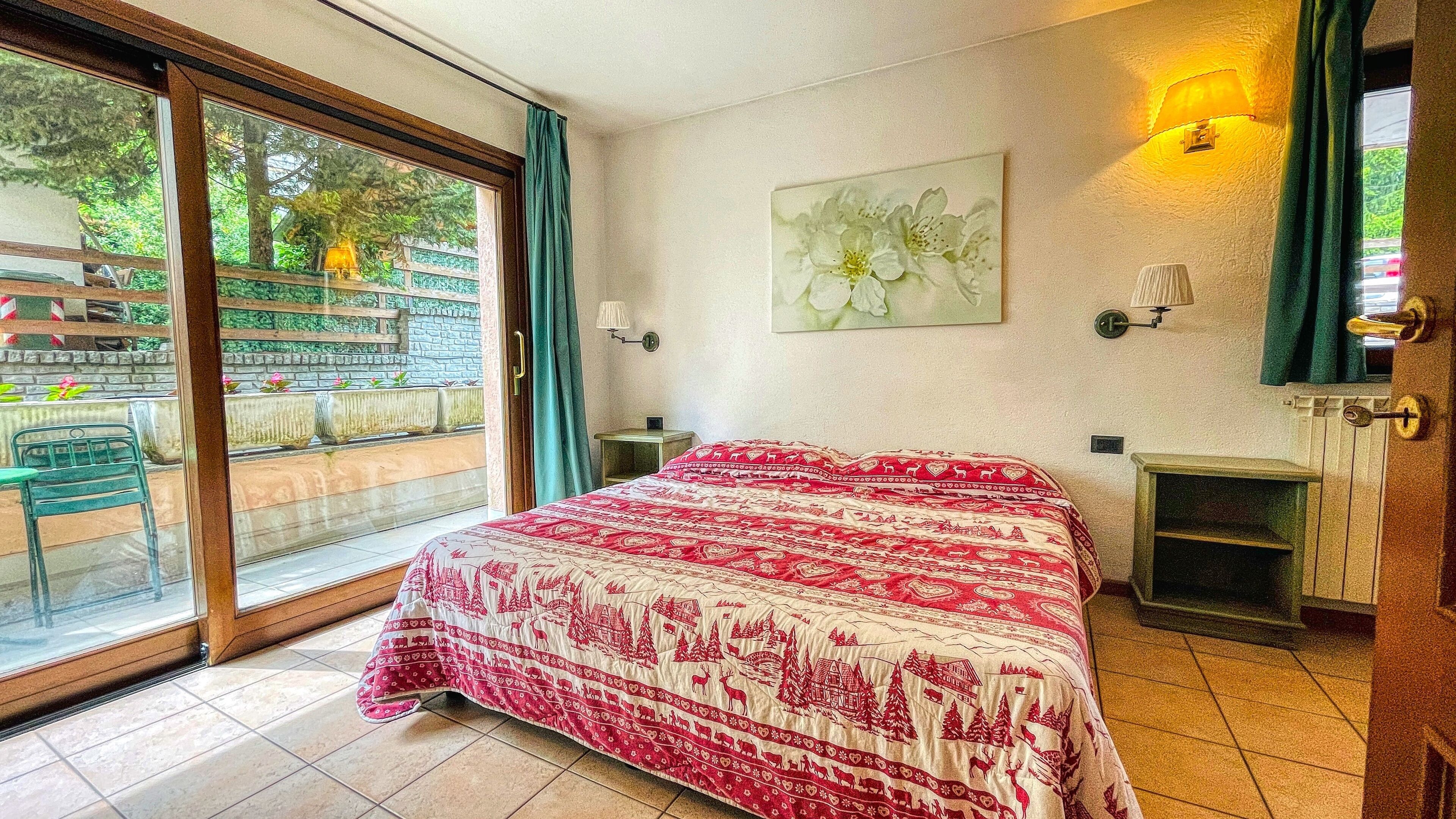 Appartamento Classic, 1 camera da letto | Una cassaforte in camera, tende oscuranti, lenzuola