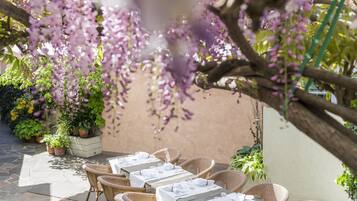 Frukost, lunch och middag serveras