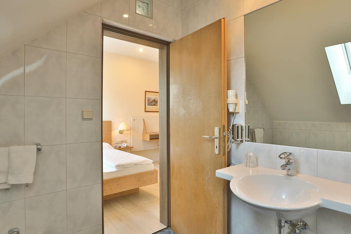 in-room safe, free wifi, bed sheets