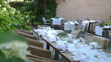 Se sirven desayunos, comidas y cenas
