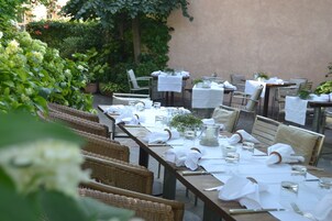 Breakfast, lunch and dinner served