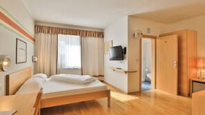 Comfort Quadruple Room | In-room safe, free WiFi, bed sheets - Hotel Sparerhof (Terlano)
