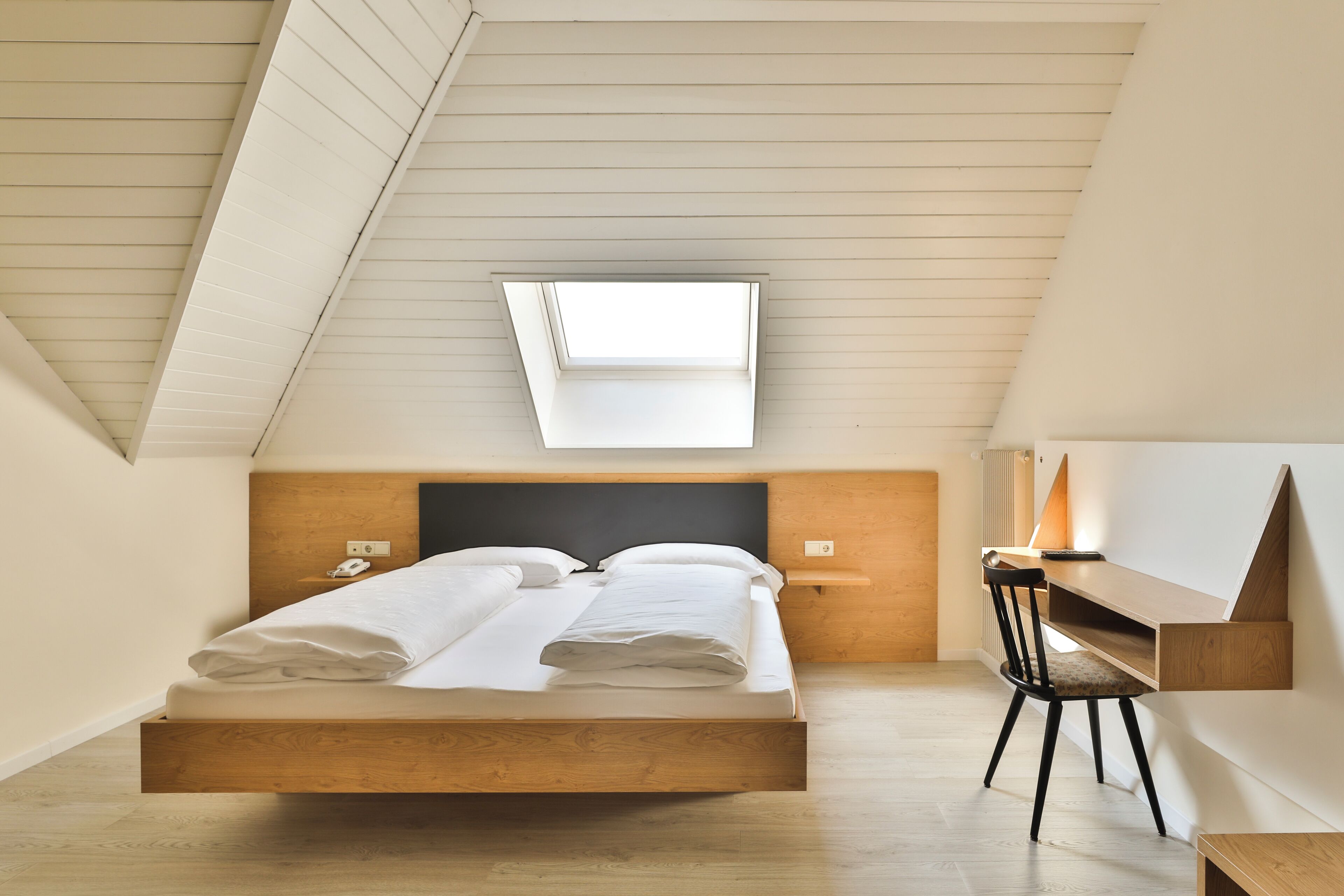 standard double room, 1 double bed | in-room safe, free wifi, bed sheets