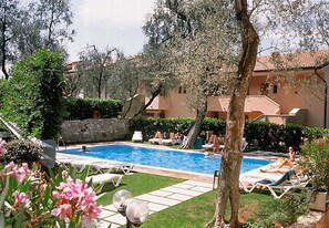 Outdoor pool - Residence Club Gardablù (Brenzone sul Garda)
