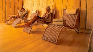 Tres sillones de mimbre en una habitación con paredes y suelo de madera.