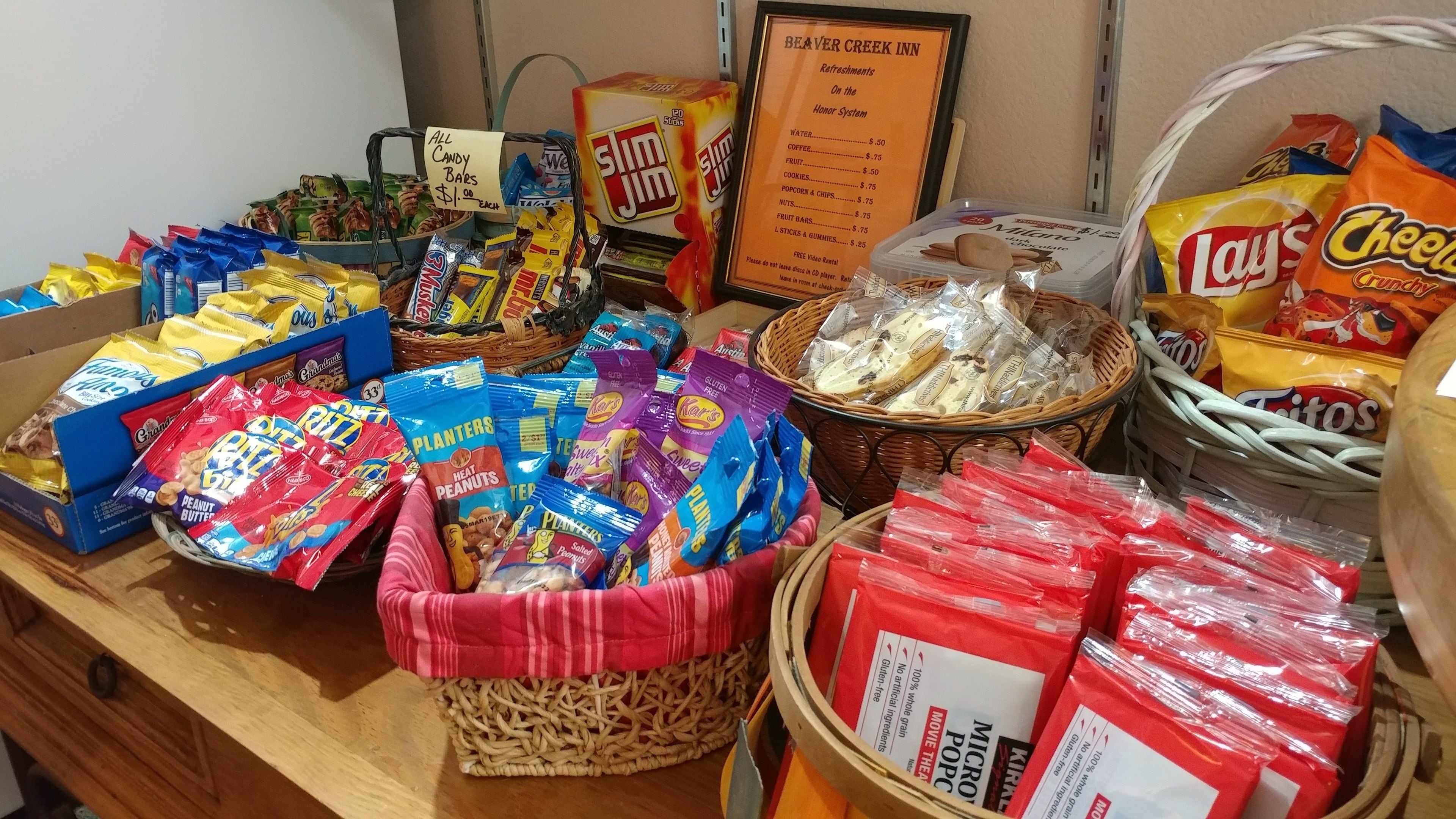Un présentoir de collations proposant divers aliments emballés, notamment des chips, des bretzels et des biscuits.