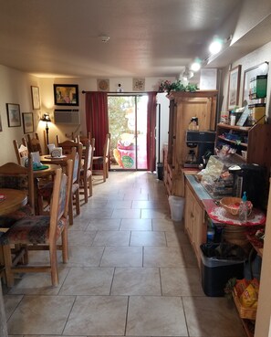 Free daily continental breakfast - Beaver Creek Inn (Rimrock)