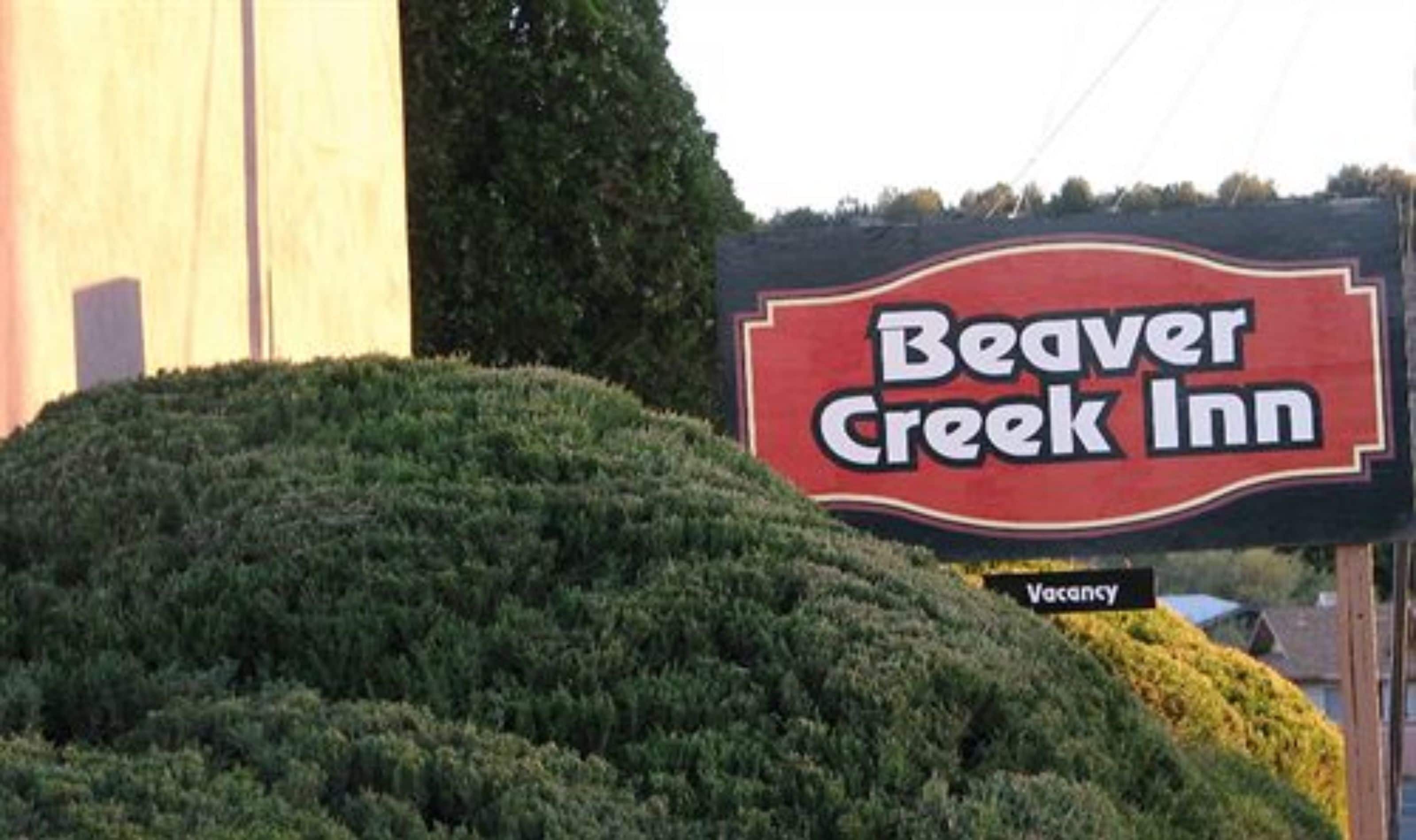 Une enseigne indiquant l’hôtel Beaver Creek Inn, avec une mention « Chambres disponibles ».