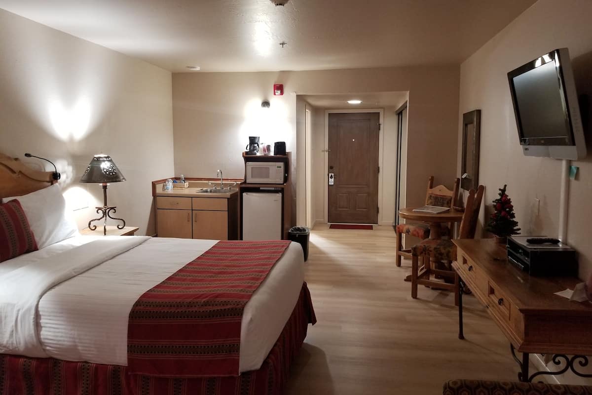 x1 room efficiency deluxe queen | 1 bedroom, premium bedding, down duvets, pillow-top beds