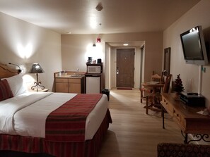 x1 Room Efficiency Deluxe Queen | Premium bedding, down comforters, pillowtop beds, individually furnished - Beaver Creek Inn (Rimrock)