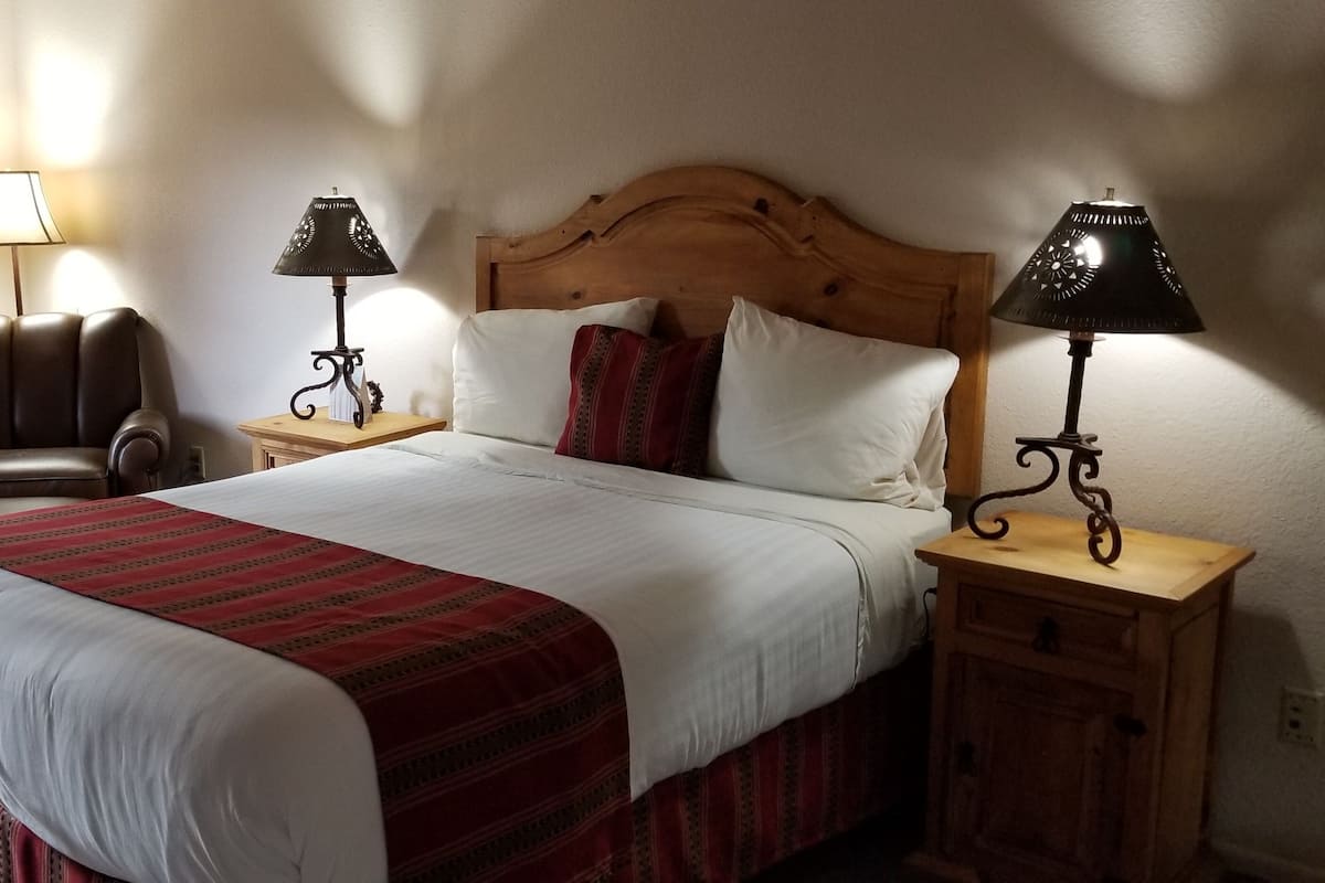Standard Room, 1 Queen Bed, Accessible, Ground Floor | 1 bedroom, premium bedding, down duvets, pillow-top beds