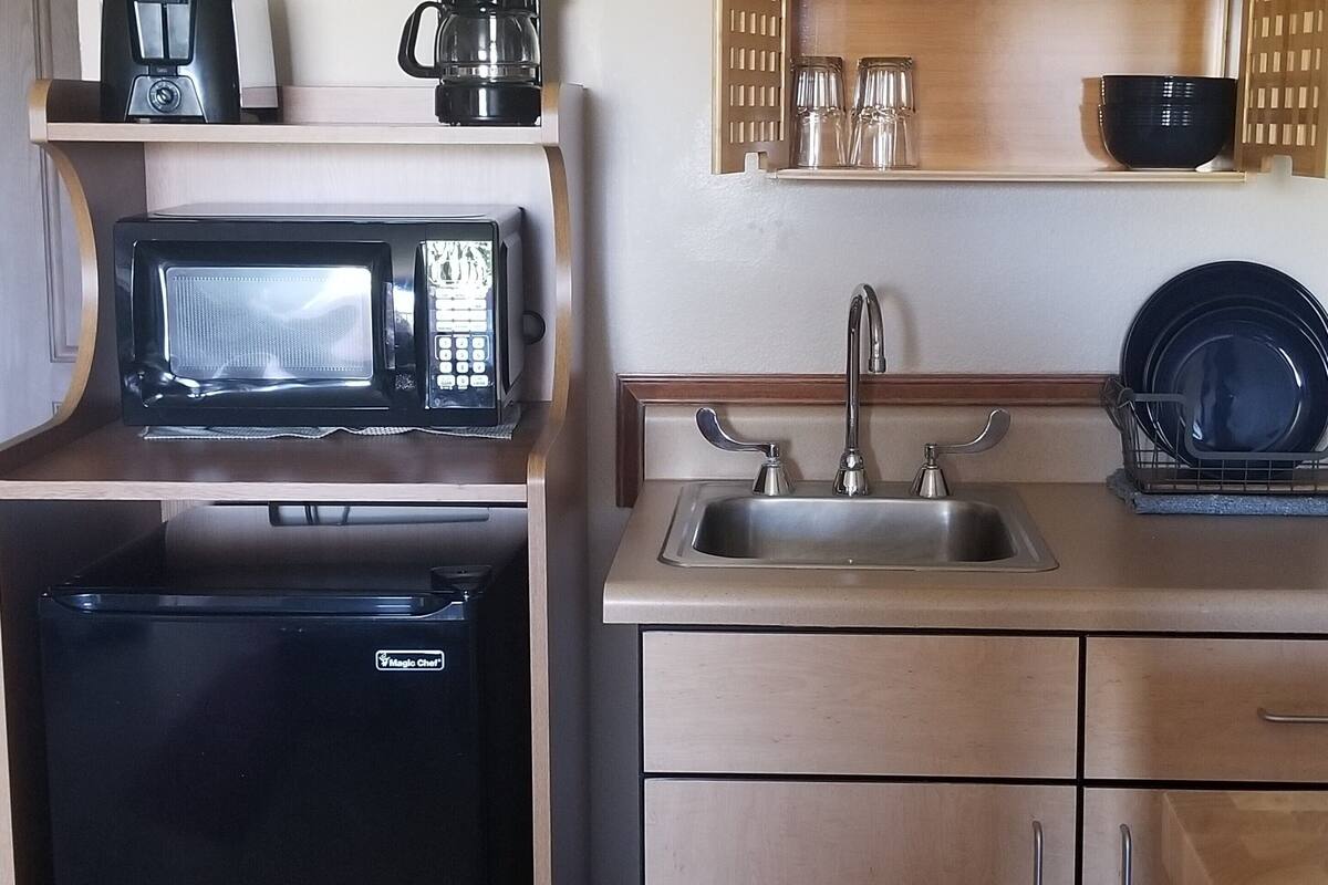 junior room, 1 king bed, kitchenette | private kitchen | mini-fridge, microwave, coffee/tea maker