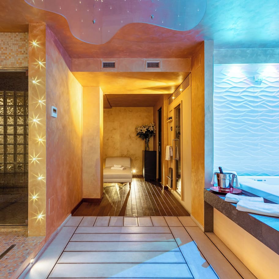 Couples treatment rooms, sauna, hot tub, steam room, Turkish bath