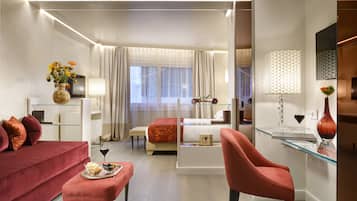 Superior Room | 1 bedroom, minibar, in-room safe, blackout curtains