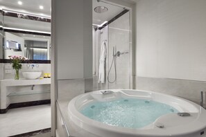 Camera Premium, 1 letto king, idromassaggio | Bagno | Soffione a pioggia, set di cortesia firmato, asciugacapelli, accappatoio