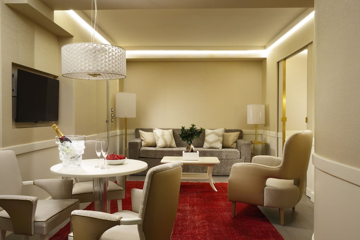 Deluxe Studio, Hot Tub, Ground Floor | Living room