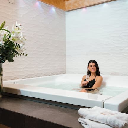 Couples treatment rooms, sauna, hot tub, steam room, Turkish bath