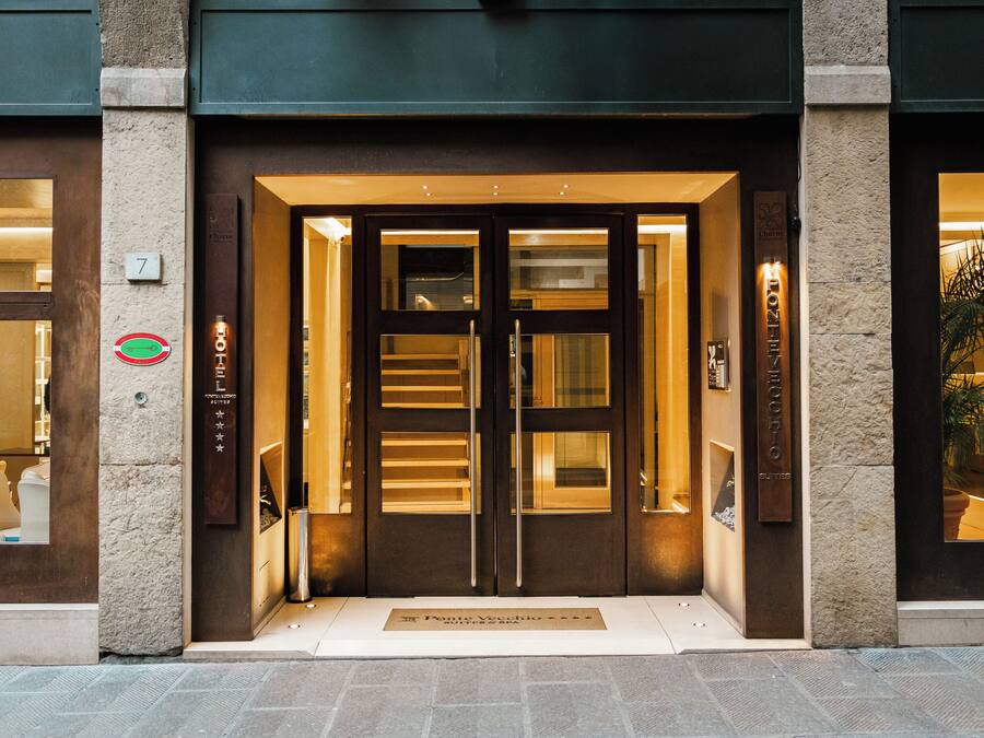 Fachada da propriedade à noite