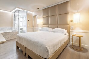 Deluxe Studio, Hot Tub, Ground Floor | Minibar, in-room safe, blackout curtains, soundproofing - Ponte Vecchio Suites & Spa (Florence)