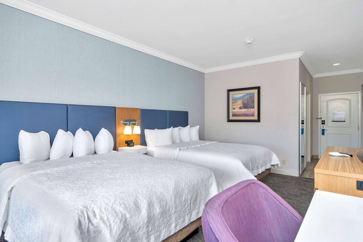 1 Schlafzimmer, hochwertige Bettwaren, Zimmersafe, Schreibtisch