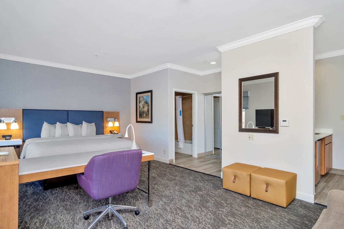 Studio Suite, 1 King-Bett, NR | 1 Schlafzimmer, hochwertige Bettwaren, Zimmersafe, Schreibtisch