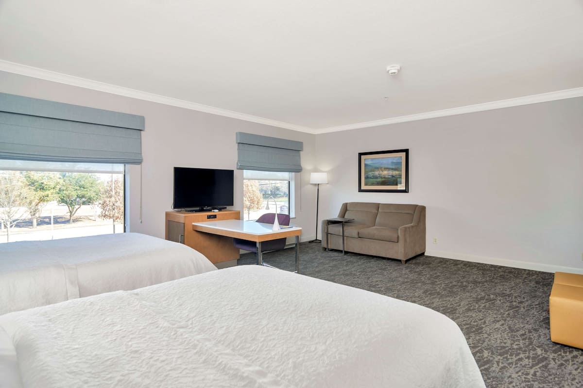 Studio Suite, 2 Queen-Betten, NR | Wohnbereich | 42-Zoll-LED-Fernseher mit Kabelempfang, Fernseher
