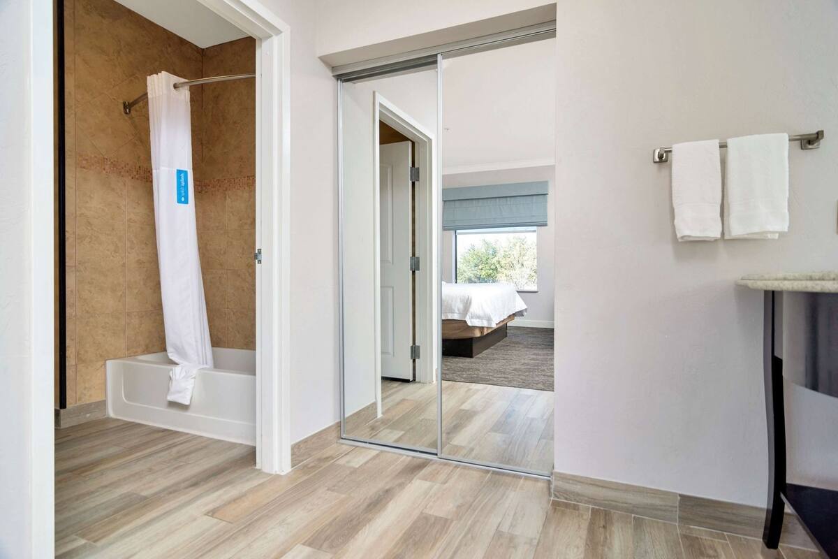 1 Schlafzimmer, hochwertige Bettwaren, Zimmersafe, Schreibtisch