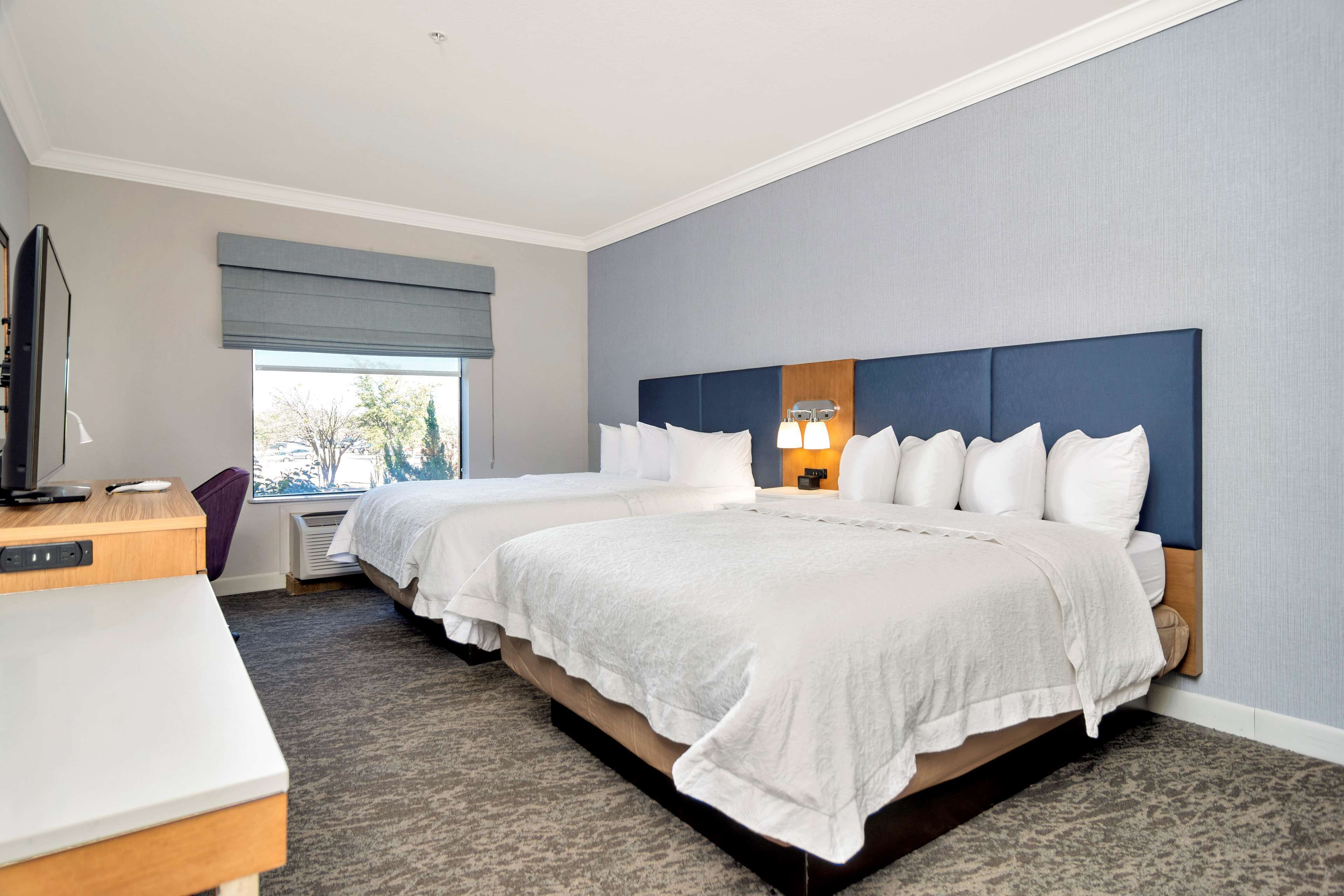 ห้องเตียงคู่ควีนไซส์ ไม่สูบบุหรี่ | 1 ห้องนอน, เครื่องนอนระดับพรีเมียม, ตู้นิรภัยในห้องพัก, โต๊ะทำงาน