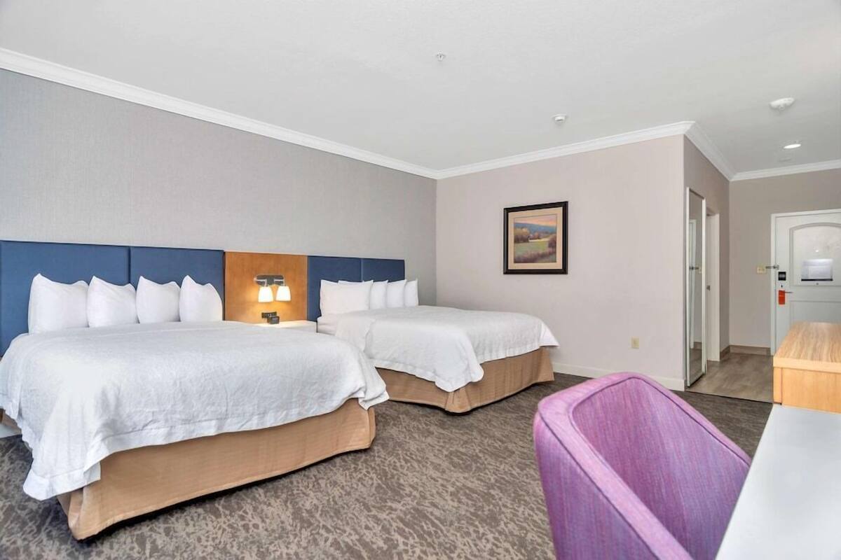1 Schlafzimmer, hochwertige Bettwaren, Zimmersafe, Schreibtisch
